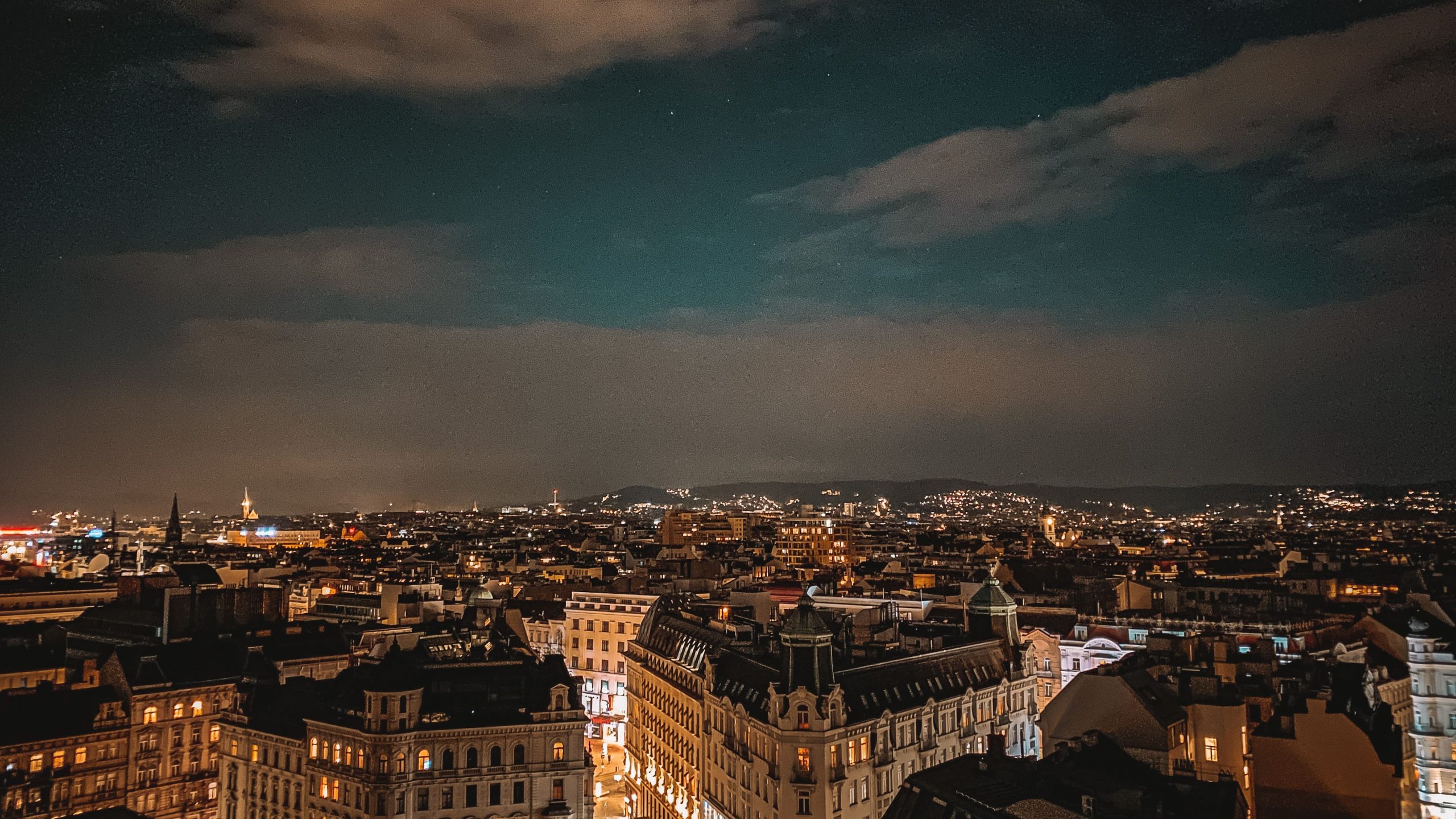Ausblick über den Dächern Wiens bei Nacht