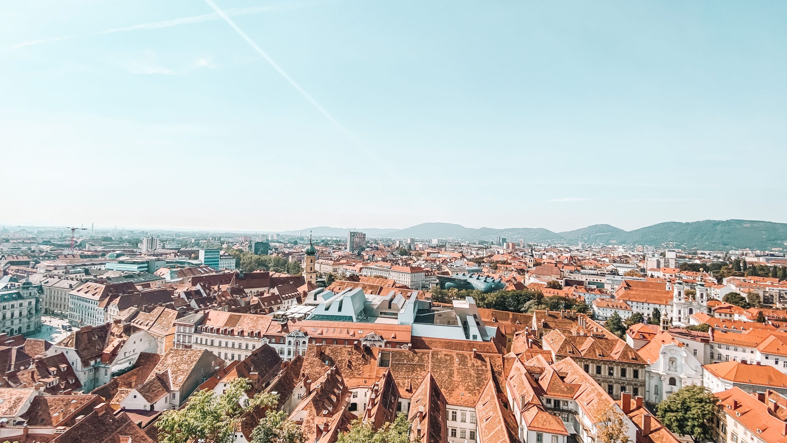 Panoramablick über die roten Dächer von Graz